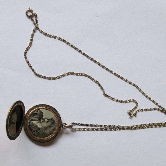 Antique Double Photo Locket 1912-Wightman & Hough/W&H CO-Engraved on 30" Chain - Picture 2 of 10